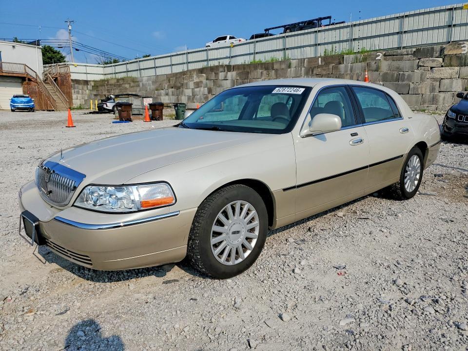 2005 Lincoln Town Car — фото 1