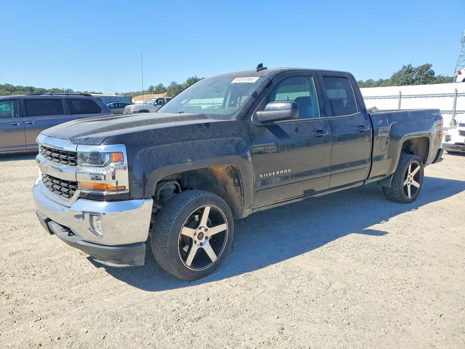 2017 Chevrolet Silverado — фото 1
