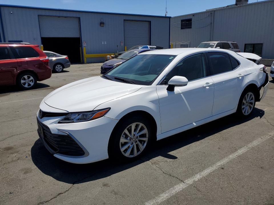 2021 Toyota Camry — фото 1