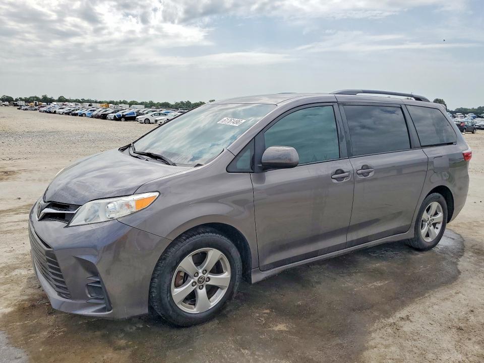 2018 Toyota Sienna — фото 1