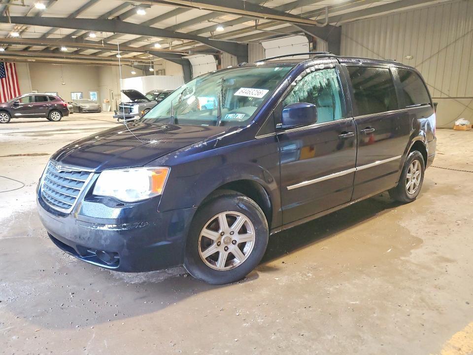 2010 Chrysler Town Country — фото 1