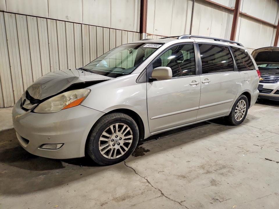 2010 Toyota Sienna — фото 1