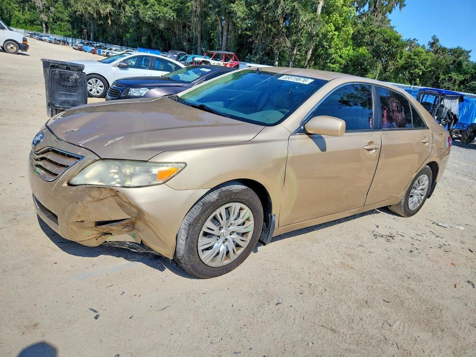 2010 Toyota Camry — фото 1