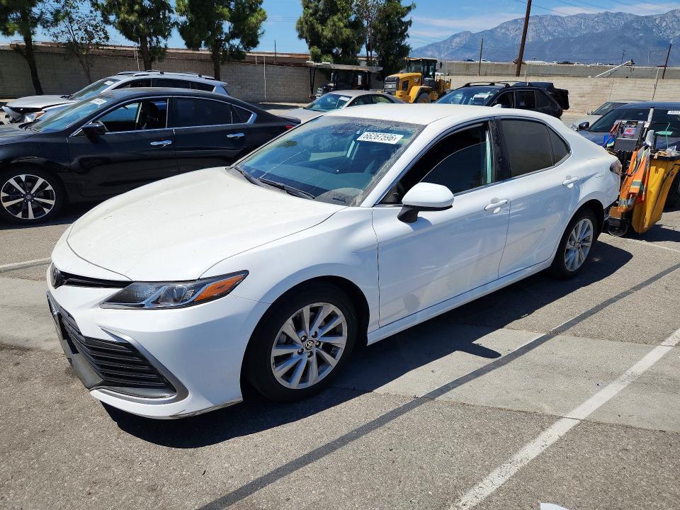 2021 Toyota Camry — фото 1