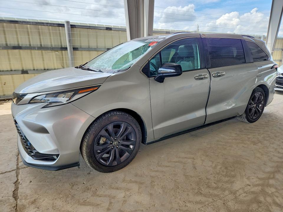 2023 Toyota Sienna — фото 1