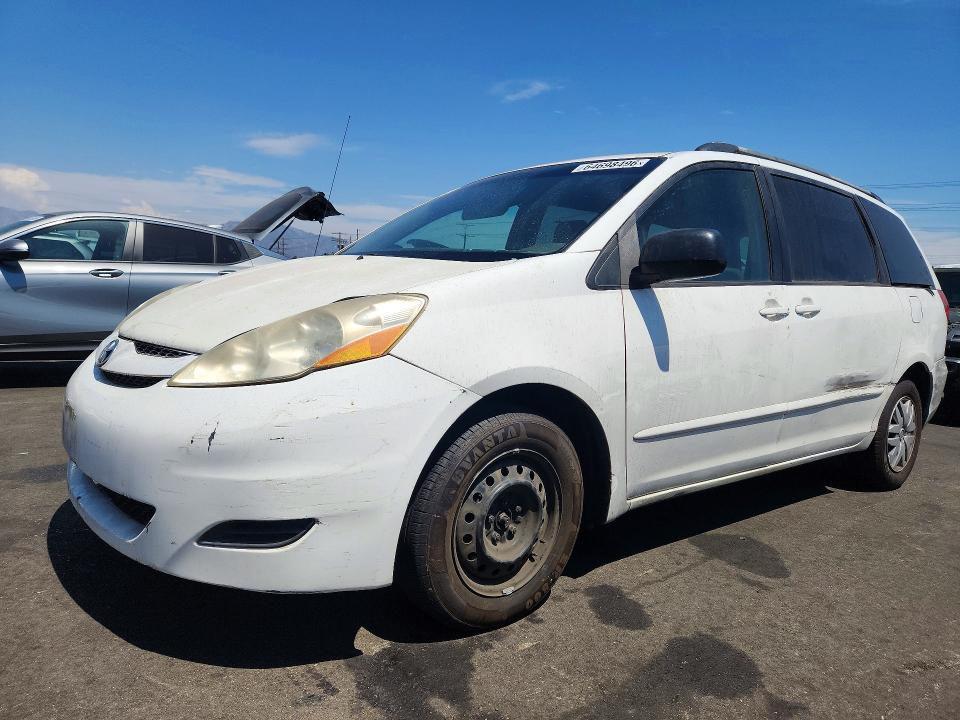 2010 Toyota Sienna — фото 1