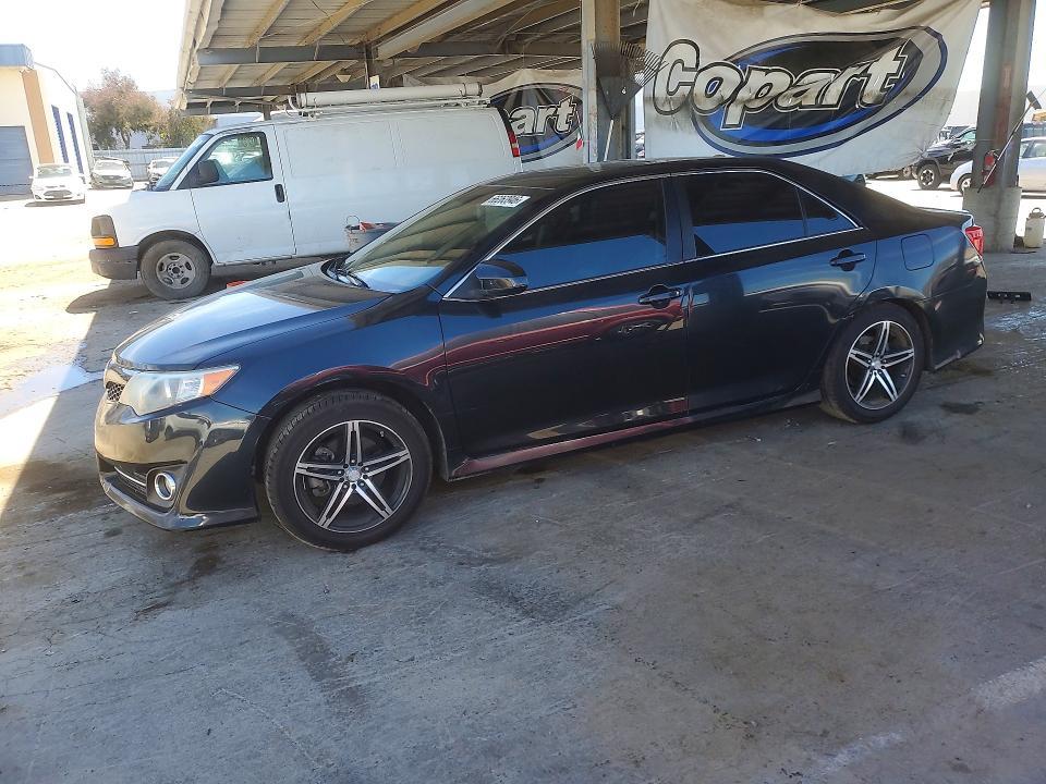 2014 Toyota Camry — фото 1