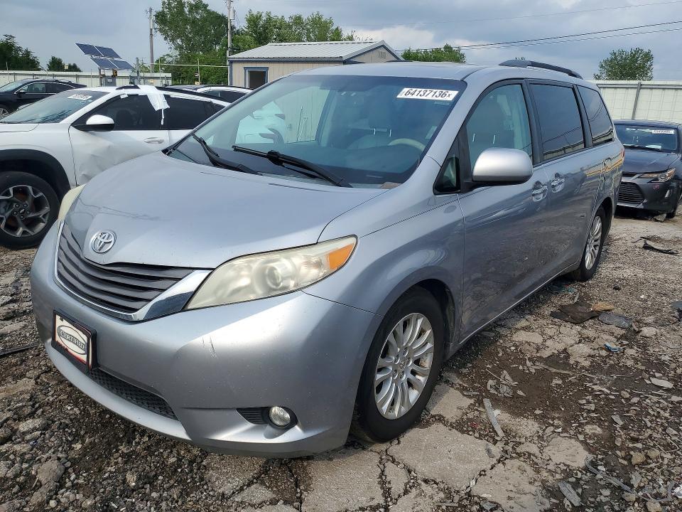 2011 Toyota Sienna — фото 1