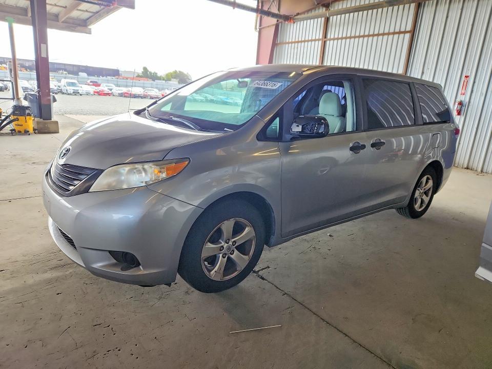 2013 Toyota Sienna — фото 1