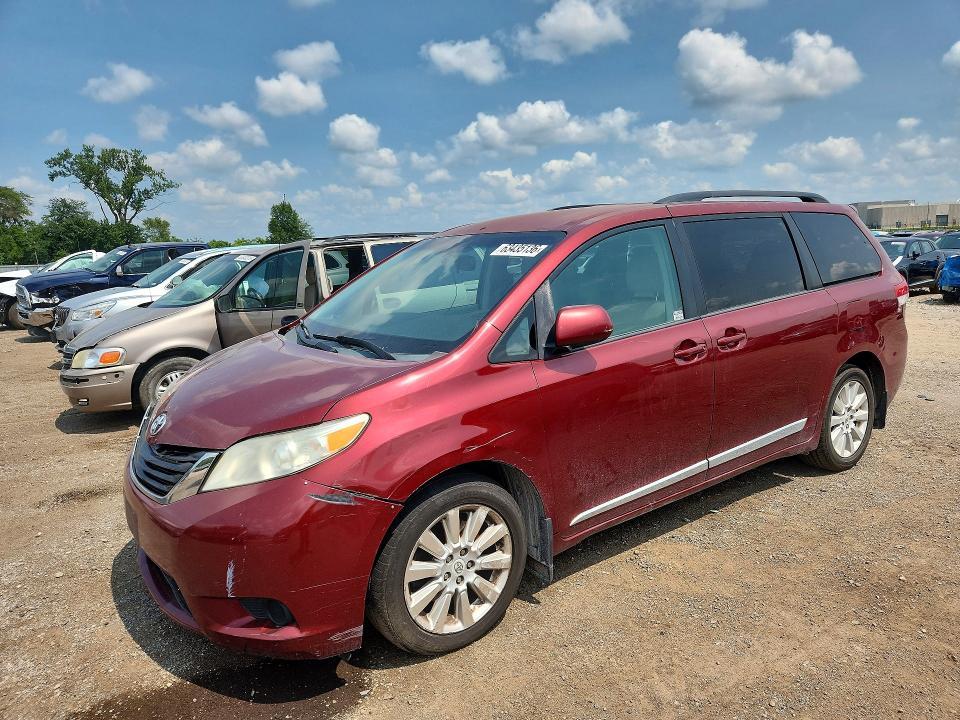 2011 Toyota Sienna — фото 1