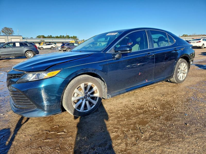 2020 Toyota Camry — фото 1