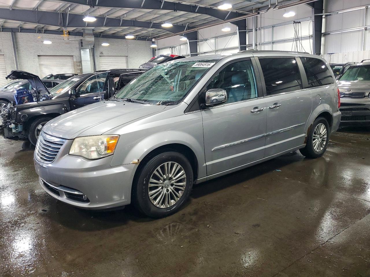 2013 CHRYSLER TOWN & COUNTRY — фото 1